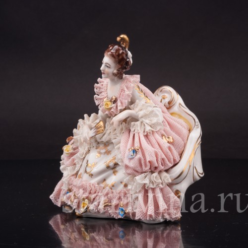 Статуэтка из фарфора Девушка, сидящая на дивне, кружевная, Ackermann & Fritze, Германия, перв. пол. 20 в.