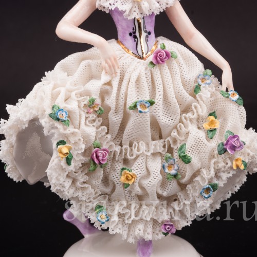 Фарфоровая фигурка Девушка с развевающимися волосами, кружевная, Muller & Co, Германия, перв. пол. 20 в.