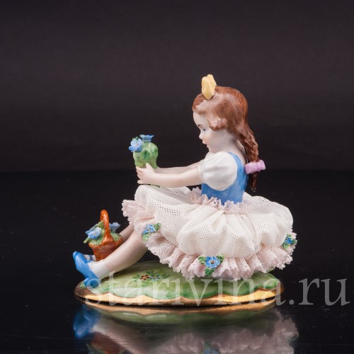 Фарфоровая статуэтка Девочка с букетом, кружевная, Sitzendorf, Германия, сер. 20 в.