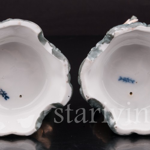 Парные фарфоровые статуэтки Галантная пара в зелёных костюмах, Volkstedt, Германия, кон. 19 в.