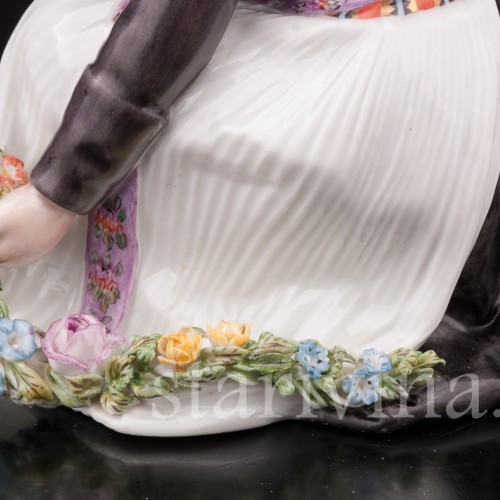 Фарфоровая статуэтка Девочка из Амагера Royal Copenhagen, Дания.