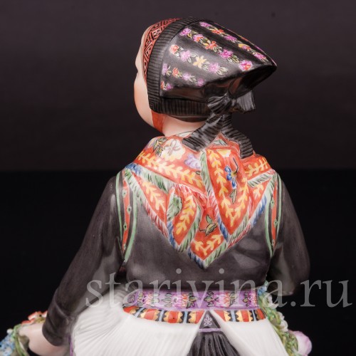 Фарфоровая статуэтка Девочка из Амагера Royal Copenhagen, Дания.