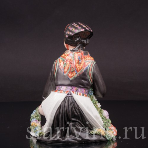 Фарфоровая статуэтка Девочка из Амагера Royal Copenhagen, Дания.