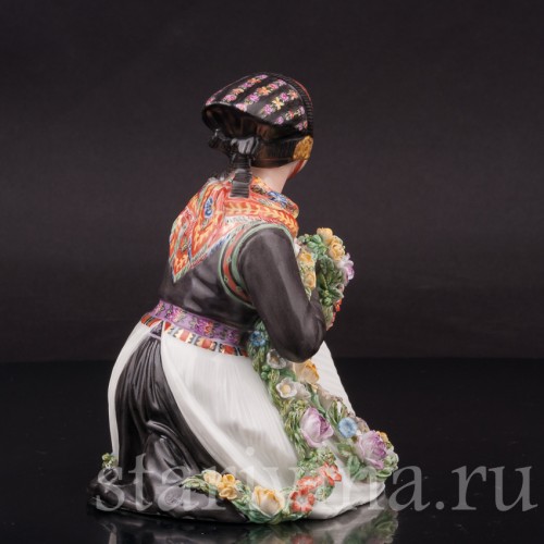 Фарфоровая статуэтка Девочка из Амагера Royal Copenhagen, Дания.