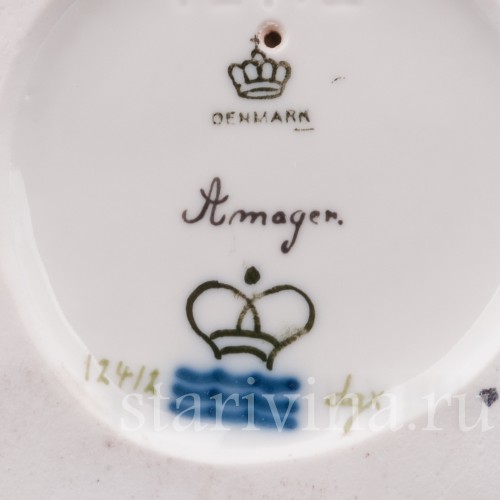 Фарфоровая статуэтка Девочка из Амагера Royal Copenhagen, Дания.