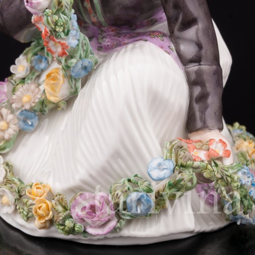 Фарфоровая статуэтка Девочка из Амагера Royal Copenhagen, Дания.