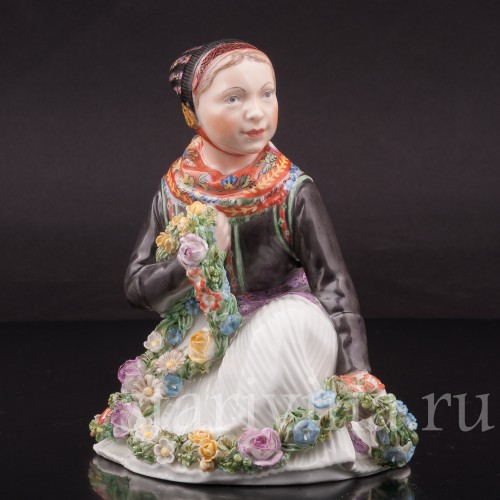 Фарфоровая статуэтка Девочка из Амагера Royal Copenhagen, Дания.