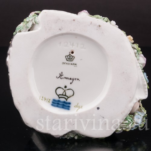 Фарфоровая статуэтка Девочка из Амагера Royal Copenhagen, Дания.