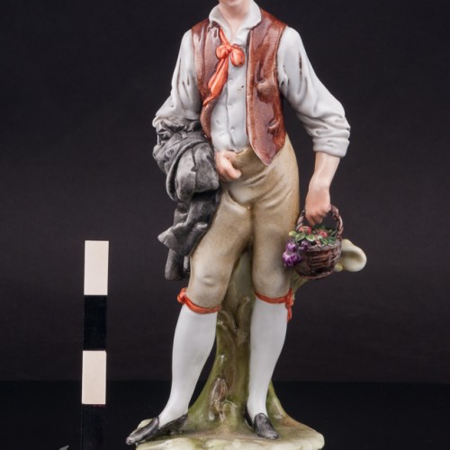 Статуэтка из фарфора Юноша с корзиной фруктов, Capodimonte, Италия, вт. пол. 20 в.