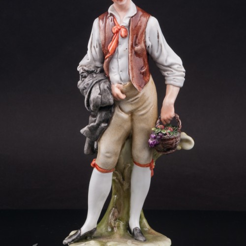 Статуэтка из фарфора Юноша с корзиной фруктов, Capodimonte, Италия, вт. пол. 20 в.