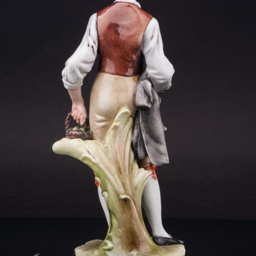 Статуэтка из фарфора Юноша с корзиной фруктов, Capodimonte, Италия, вт. пол. 20 в.