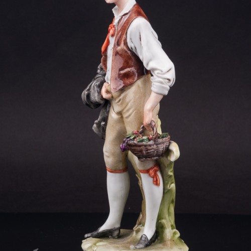 Статуэтка из фарфора Юноша с корзиной фруктов, Capodimonte, Италия, вт. пол. 20 в.