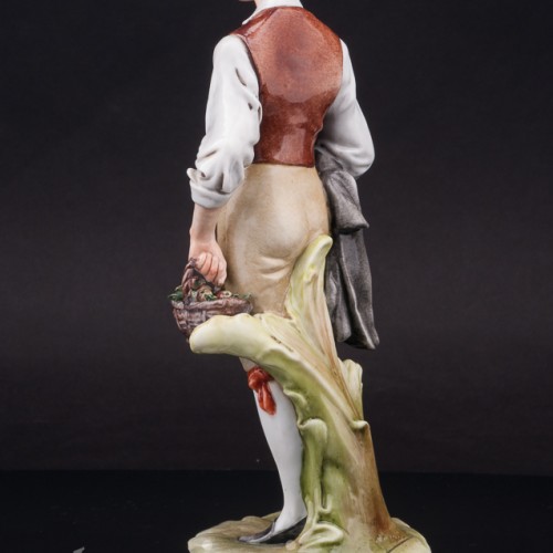 Статуэтка из фарфора Юноша с корзиной фруктов, Capodimonte, Италия, вт. пол. 20 в.