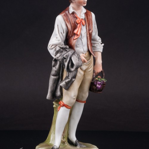 Статуэтка из фарфора Юноша с корзиной фруктов, Capodimonte, Италия, вт. пол. 20 в.
