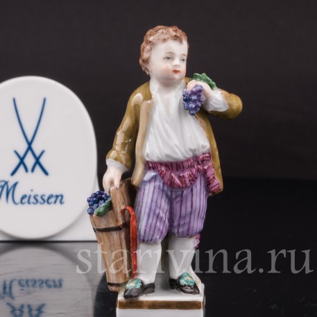 Фигурка из фарфора Мальчик с виноградом, миниатюра Meissen, Германия, перв. пол. 20 в.