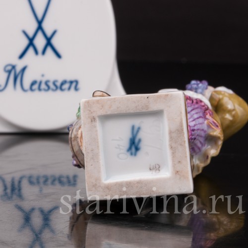 Фигурка из фарфора Мальчик с виноградом, миниатюра Meissen, Германия, перв. пол. 20 в.