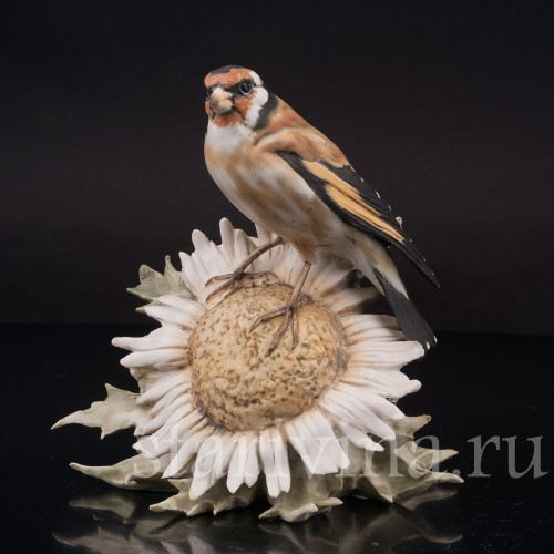 Фарфоровая статуэтка Щегол на подсолнухе Tay, Италия, вт. пол. 20 в.