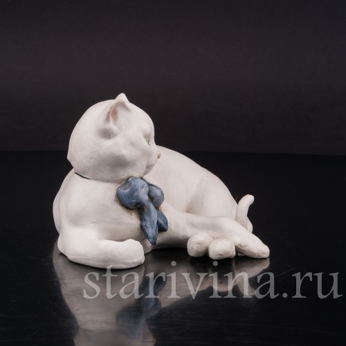 Фарфоровая статуэтка Белый кот с голубым бантом, Giuseppe Cappe, Италия, вт. пол. 20 в.