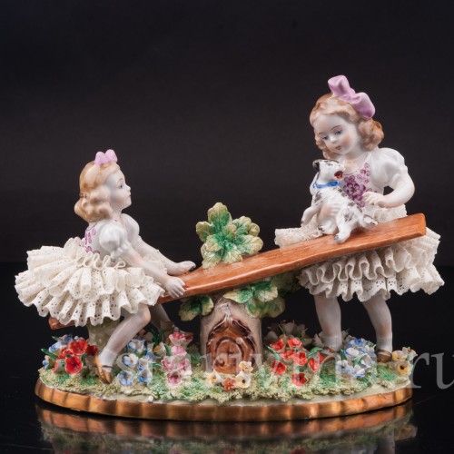 Фигурка детей из фарфора Девочки на качелях, кружевная Sitzendorf, Германия, сер. 20 в.