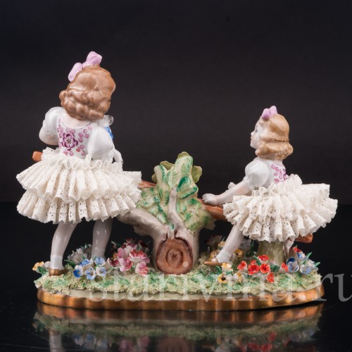 Фигурка детей из фарфора Девочки на качелях, кружевная Sitzendorf, Германия, сер. 20 в.