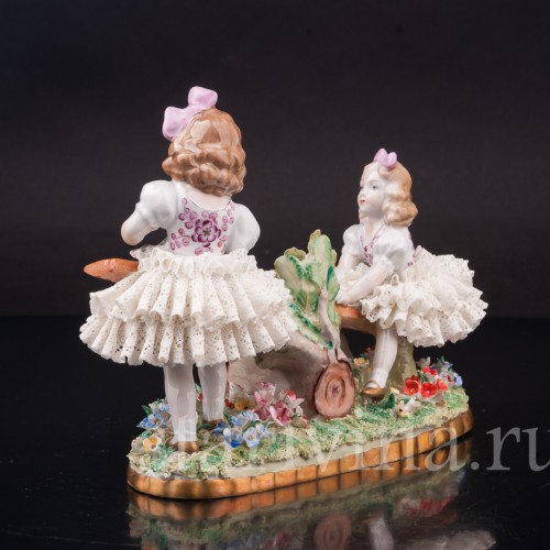 Фигурка детей из фарфора Девочки на качелях, кружевная Sitzendorf, Германия, сер. 20 в.