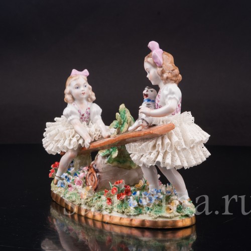 Фигурка детей из фарфора Девочки на качелях, кружевная Sitzendorf, Германия, сер. 20 в.