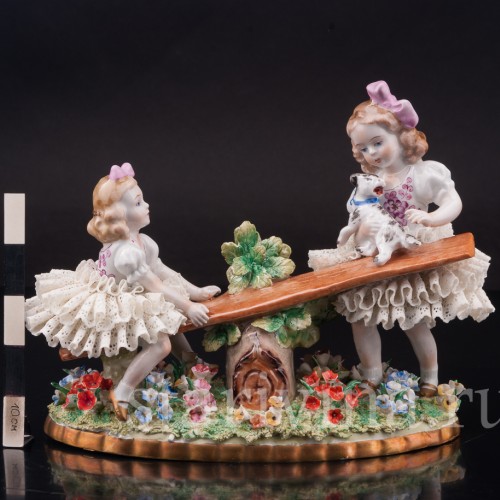 Фигурка детей из фарфора Девочки на качелях, кружевная Sitzendorf, Германия, сер. 20 в.