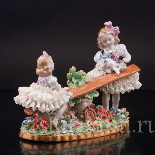 Фигурка детей из фарфора Девочки на качелях, кружевная Sitzendorf, Германия, сер. 20 в.