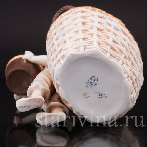 Фарфоровая статуэтка Мальчик с горшком и ложкой, E. A. Muller, Германия, 1890-1927 гг.