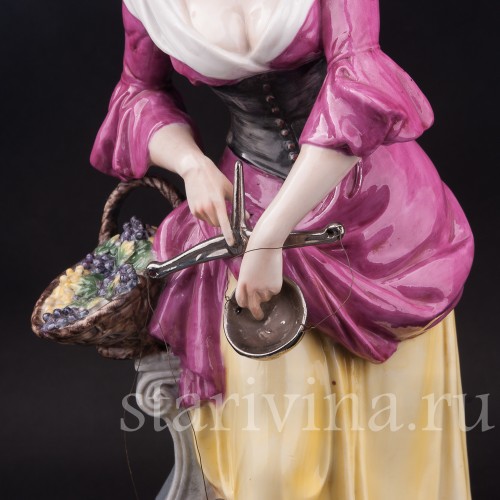 Статуэтка девушки из фарфора Торговка виноградом с весами, Capodimonte, Италия, сер. 20 в.