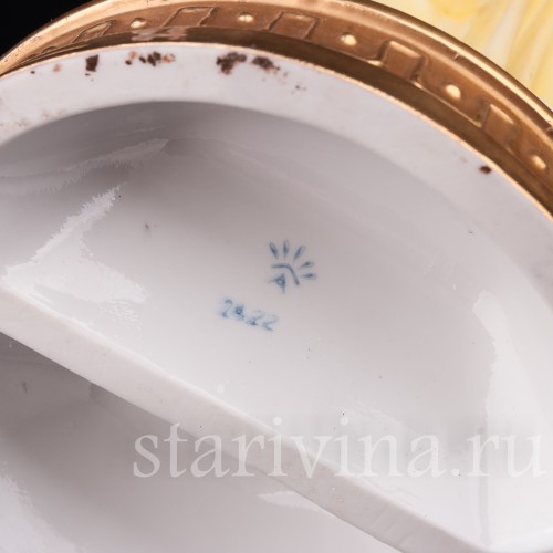 Статуэтка девушки из фарфора Торговка виноградом с весами, Capodimonte, Италия, сер. 20 в.