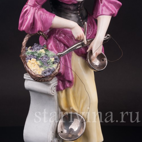 Статуэтка девушки из фарфора Торговка виноградом с весами, Capodimonte, Италия, сер. 20 в.