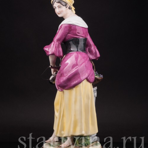 Статуэтка девушки из фарфора Торговка виноградом с весами, Capodimonte, Италия, сер. 20 в.