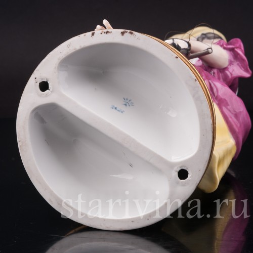 Статуэтка девушки из фарфора Торговка виноградом с весами, Capodimonte, Италия, сер. 20 в.