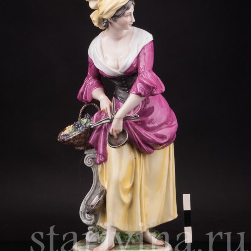 Статуэтка девушки из фарфора Торговка виноградом с весами, Capodimonte, Италия, сер. 20 в.