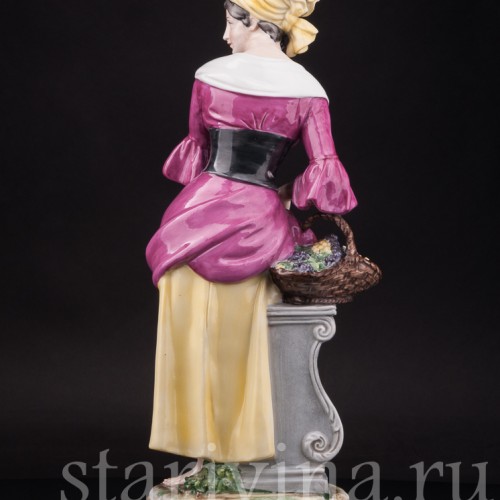 Статуэтка девушки из фарфора Торговка виноградом с весами, Capodimonte, Италия, сер. 20 в.