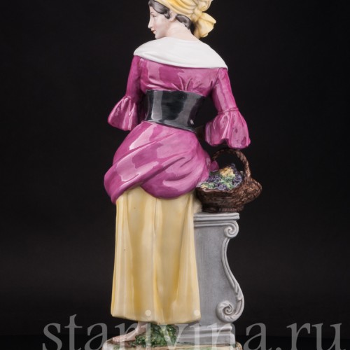 Статуэтка девушки из фарфора Торговка виноградом с весами, Capodimonte, Италия, сер. 20 в.