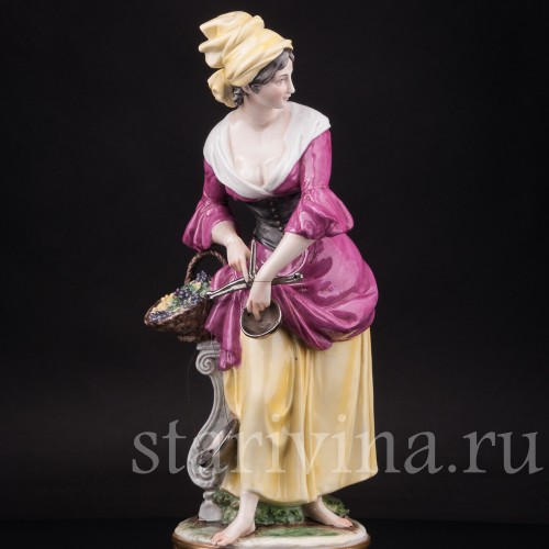 Статуэтка девушки из фарфора Торговка виноградом с весами, Capodimonte, Италия, сер. 20 в.