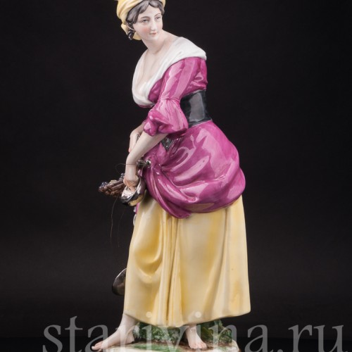 Статуэтка девушки из фарфора Торговка виноградом с весами, Capodimonte, Италия, сер. 20 в.