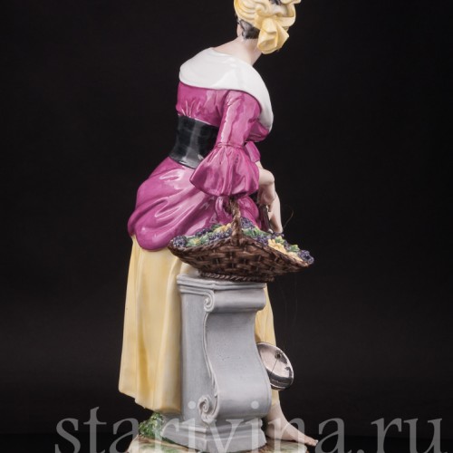Статуэтка девушки из фарфора Торговка виноградом с весами, Capodimonte, Италия, сер. 20 в.
