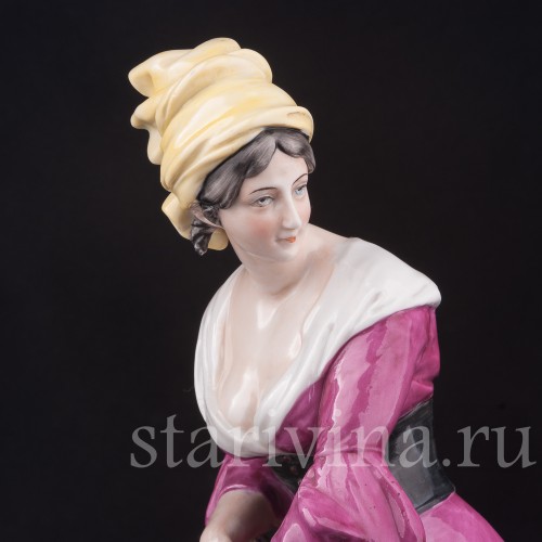 Статуэтка девушки из фарфора Торговка виноградом с весами, Capodimonte, Италия, сер. 20 в.