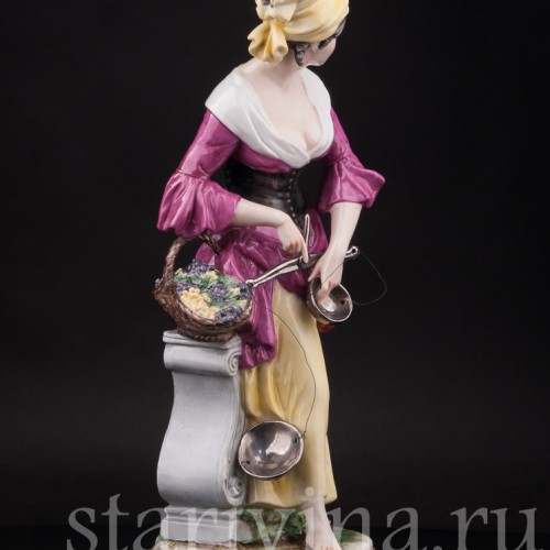 Статуэтка девушки из фарфора Торговка виноградом с весами, Capodimonte, Италия, сер. 20 в.