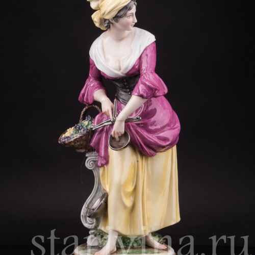 Статуэтка девушки из фарфора Торговка виноградом с весами, Capodimonte, Италия, сер. 20 в.
