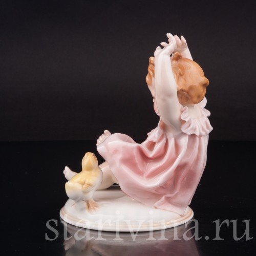 Фигурка девочки из фарфора "Ай, цыплёнок!" Karl Ens, Германия, нач. 20 в.