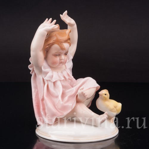 Фигурка девочки из фарфора "Ай, цыплёнок!" Karl Ens, Германия, нач. 20 в.