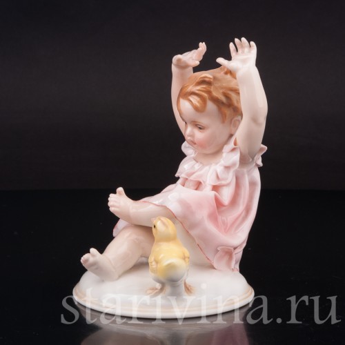 Фигурка девочки из фарфора "Ай, цыплёнок!" Karl Ens, Германия, нач. 20 в.