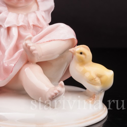 Фигурка девочки из фарфора "Ай, цыплёнок!" Karl Ens, Германия, нач. 20 в.