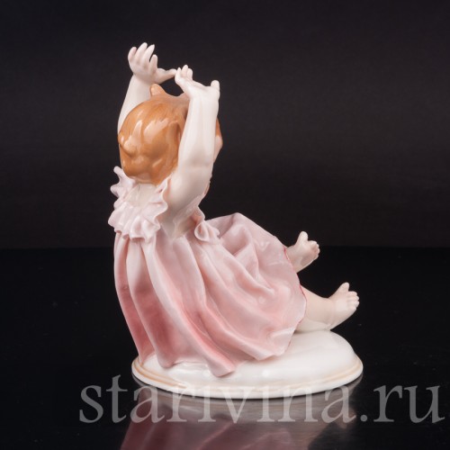 Фигурка девочки из фарфора "Ай, цыплёнок!" Karl Ens, Германия, нач. 20 в.