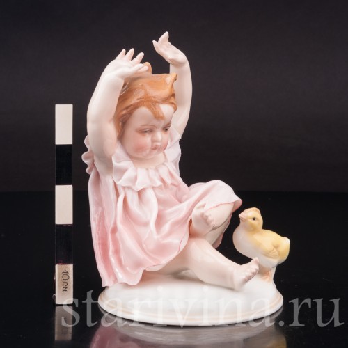 Фигурка девочки из фарфора "Ай, цыплёнок!" Karl Ens, Германия, нач. 20 в.