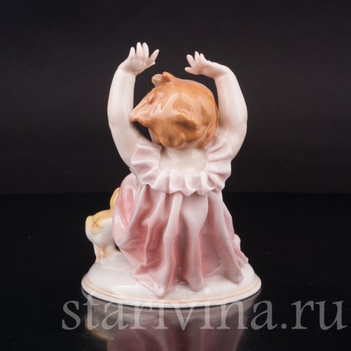 Фигурка девочки из фарфора "Ай, цыплёнок!" Karl Ens, Германия, нач. 20 в.